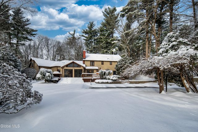 16 Innisbrook Drive, Clifton Park, NY 12065