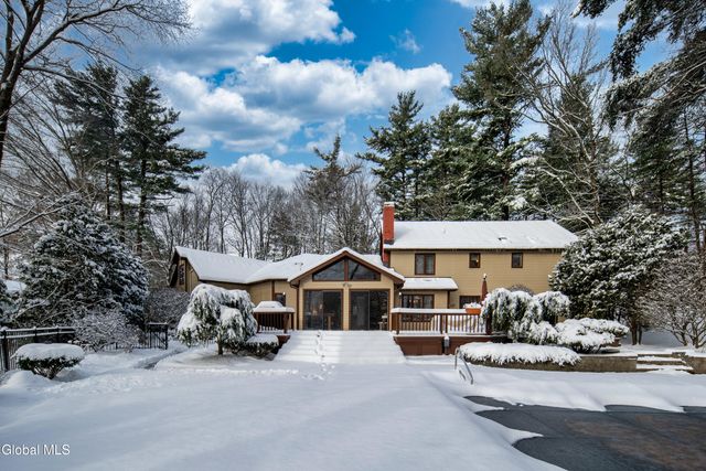 16 Innisbrook Drive, Clifton Park, NY 12065