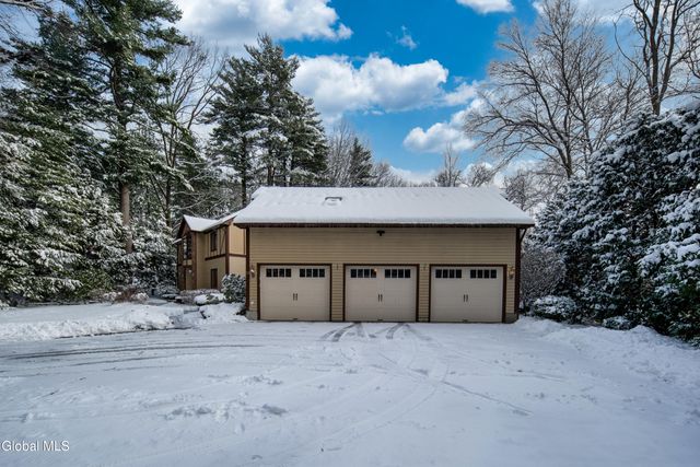 16 Innisbrook Drive, Clifton Park, NY 12065