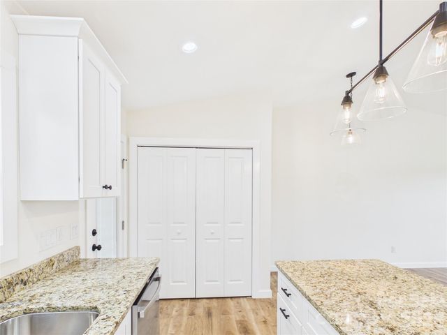 210 22nd Avenue Place NE, Hickory, NC 28601