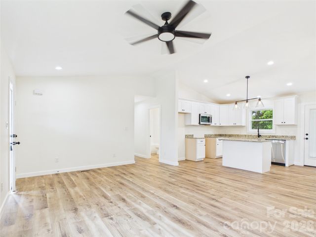 210 22nd Avenue Place NE, Hickory, NC 28601