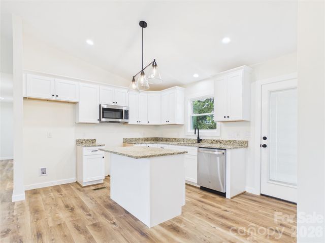 210 22nd Avenue Place NE, Hickory, NC 28601