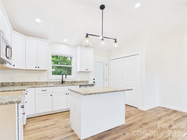 210 22nd Avenue Place NE, Hickory, NC 28601