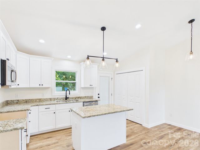 210 22nd Avenue Place NE, Hickory, NC 28601