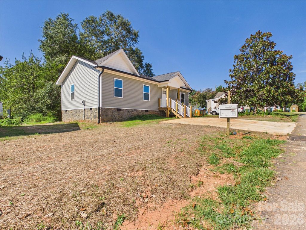 210 22nd Avenue Place NE, Hickory, NC 28601