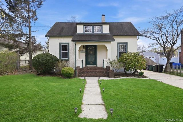 36 Pine Street, Islip, NY 11751