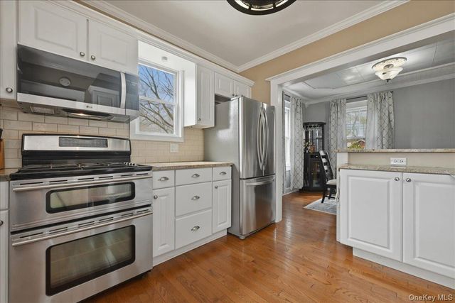 36 Pine Street, Islip, NY 11751