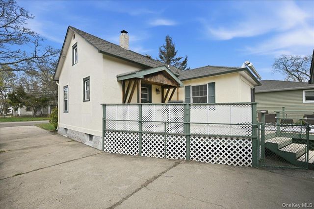 36 Pine Street, Islip, NY 11751