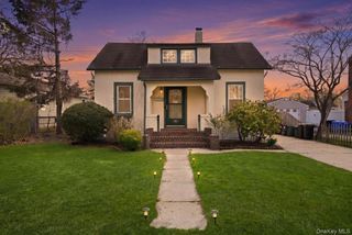 36 Pine Street, Islip, NY 11751