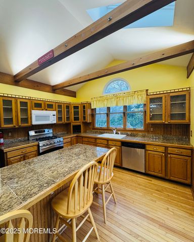 8 Ivy Lane, Wrightstown, NJ 08562