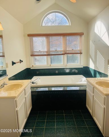 8 Ivy Lane, Wrightstown, NJ 08562