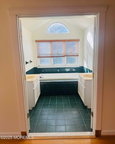 8 Ivy Lane, Wrightstown, NJ 08562