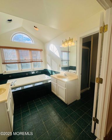 8 Ivy Lane, Wrightstown, NJ 08562