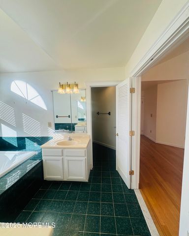 8 Ivy Lane, Wrightstown, NJ 08562