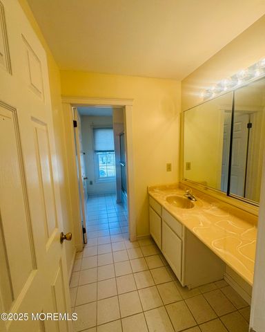 8 Ivy Lane, Wrightstown, NJ 08562