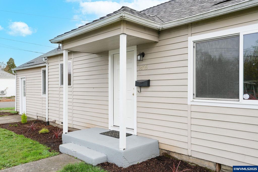 Image 11 of property listing at 1405 Calapooia St SW, Albany, OR 97321