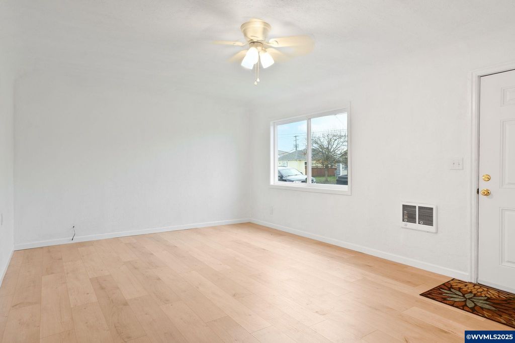 Image 12 of property listing at 1405 Calapooia St SW, Albany, OR 97321