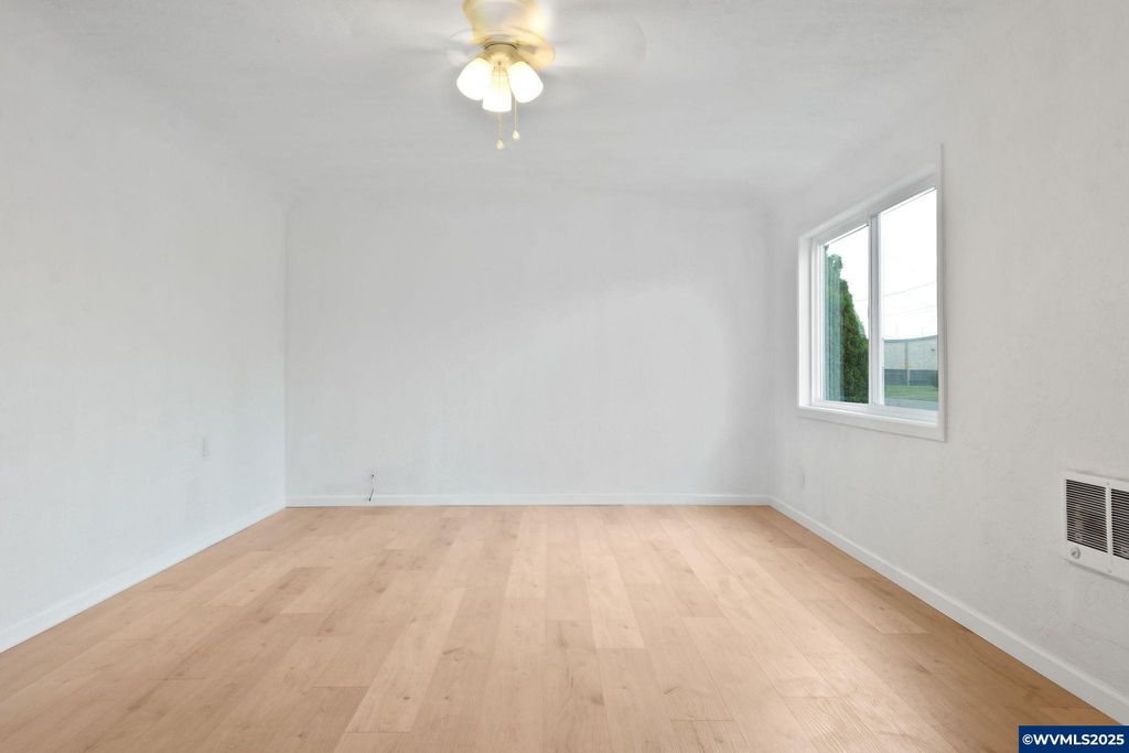 Image 14 of property listing at 1405 Calapooia St SW, Albany, OR 97321