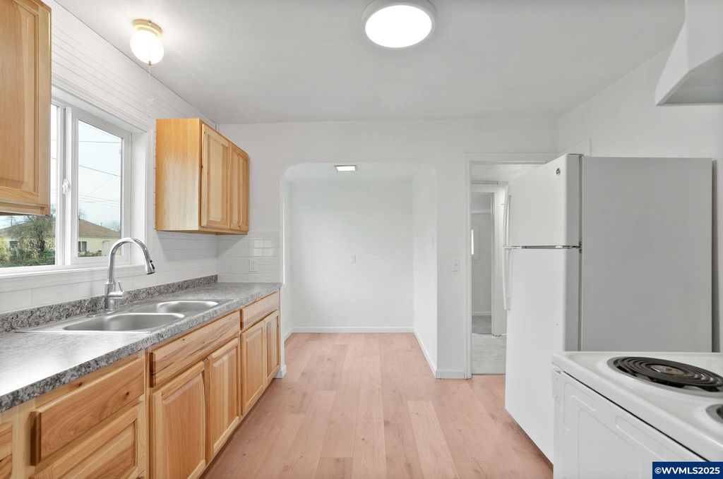 Image 15 of property listing at 1405 Calapooia St SW, Albany, OR 97321