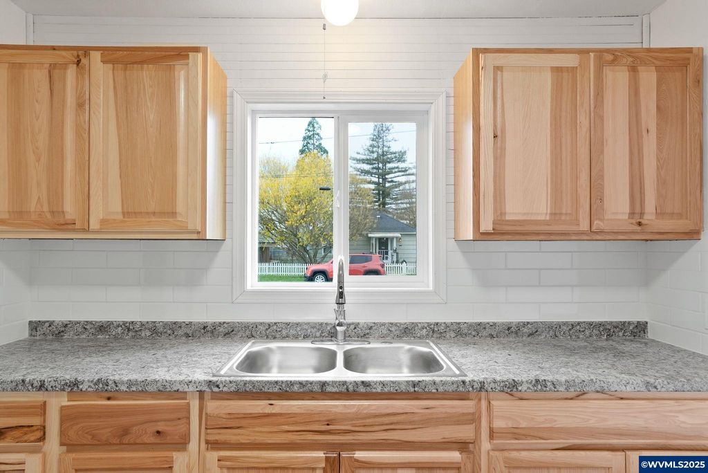 Image 17 of property listing at 1405 Calapooia St SW, Albany, OR 97321