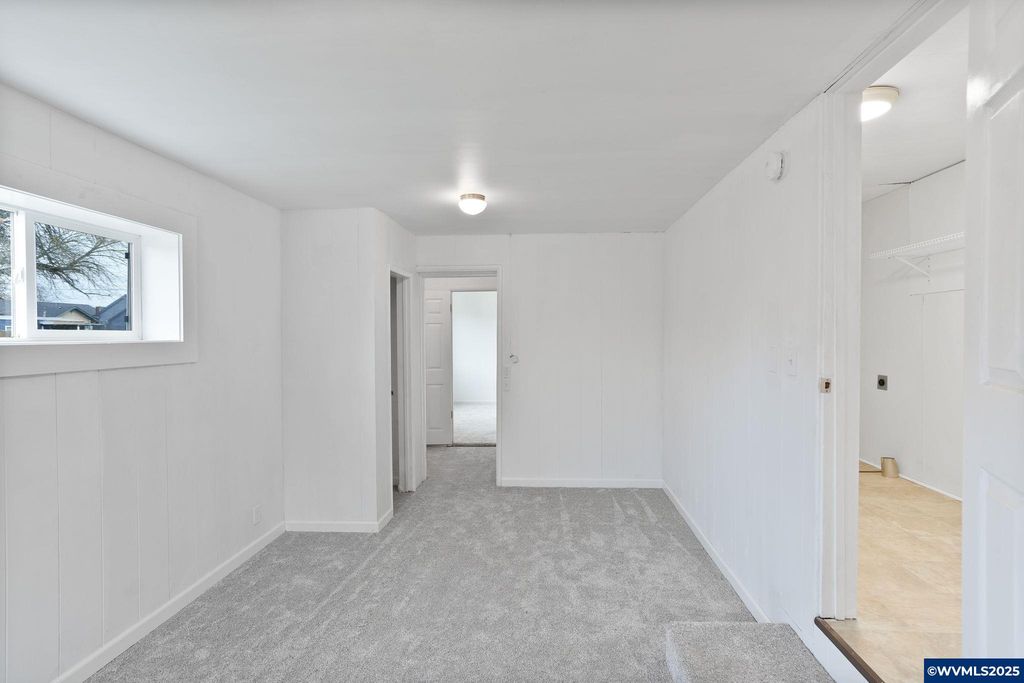 Image 21 of property listing at 1405 Calapooia St SW, Albany, OR 97321