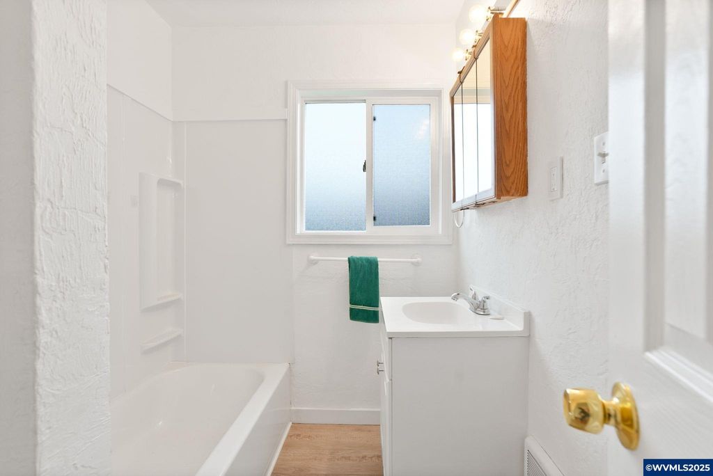 Image 25 of property listing at 1405 Calapooia St SW, Albany, OR 97321