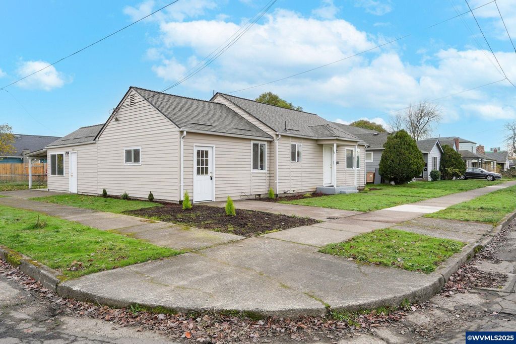 Image 3 of property listing at 1405 Calapooia St SW, Albany, OR 97321