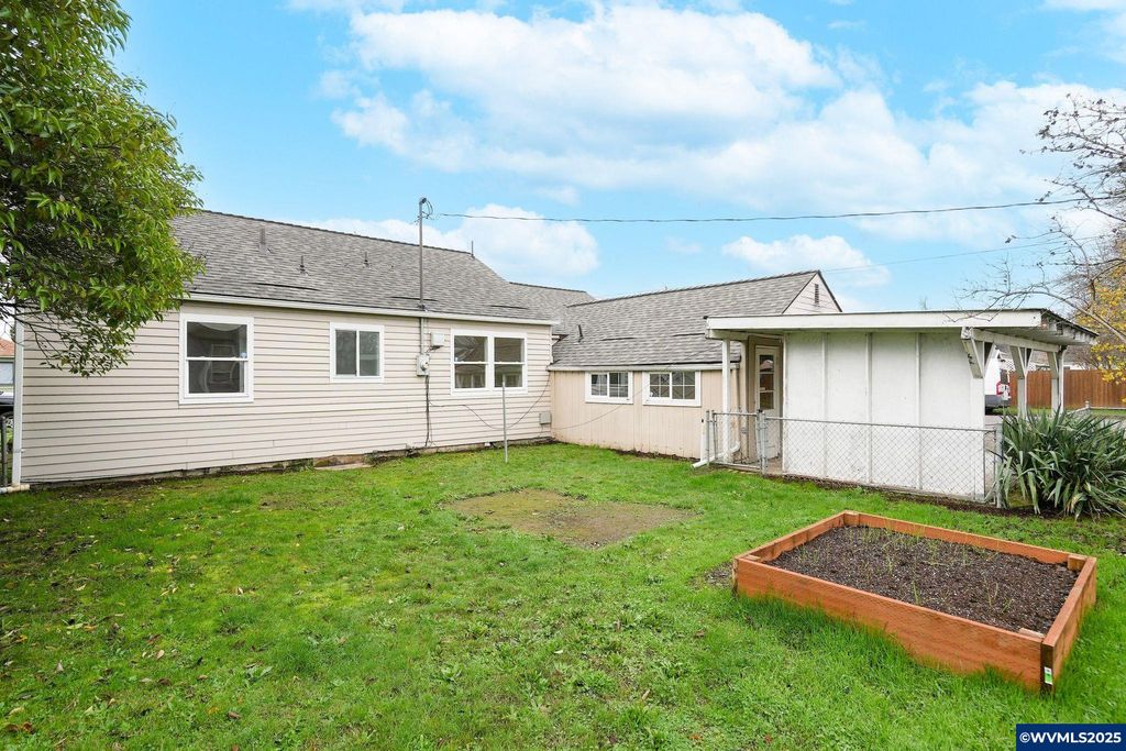 Image 33 of property listing at 1405 Calapooia St SW, Albany, OR 97321