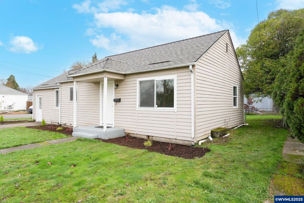 Image 4 of property listing at 1405 Calapooia St SW, Albany, OR 97321