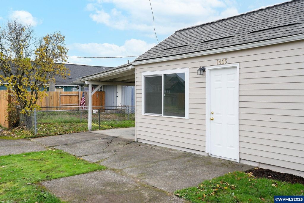 Image 8 of property listing at 1405 Calapooia St SW, Albany, OR 97321