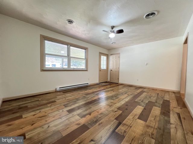 1194 JENKINS RUN RD, Moorefield, WV 26836