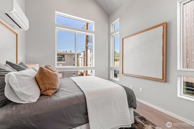4464 Midvale Avenue N, Seattle, WA 98103