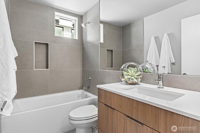 4464 Midvale Avenue N, Seattle, WA 98103