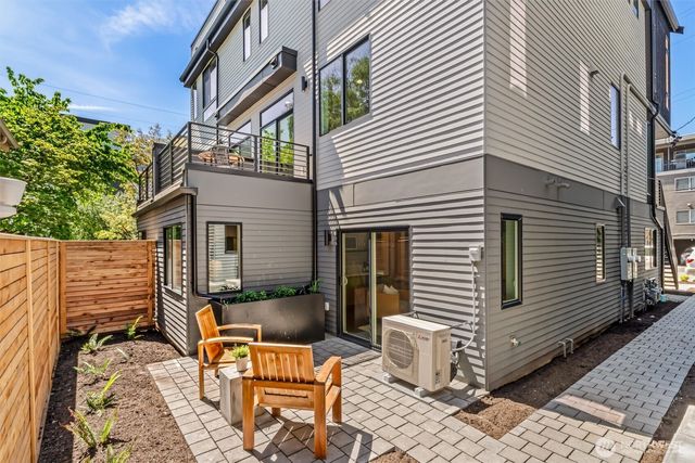 4464 Midvale Avenue N, Seattle, WA 98103