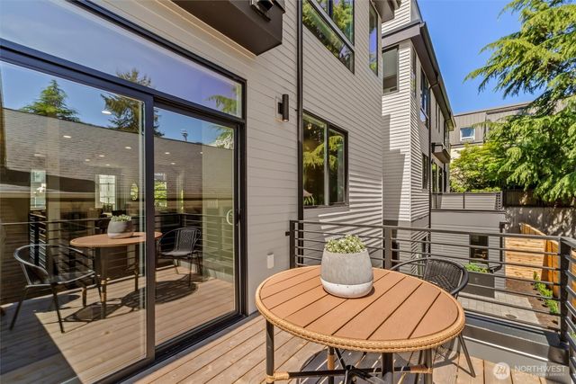 4464 Midvale Avenue N, Seattle, WA 98103
