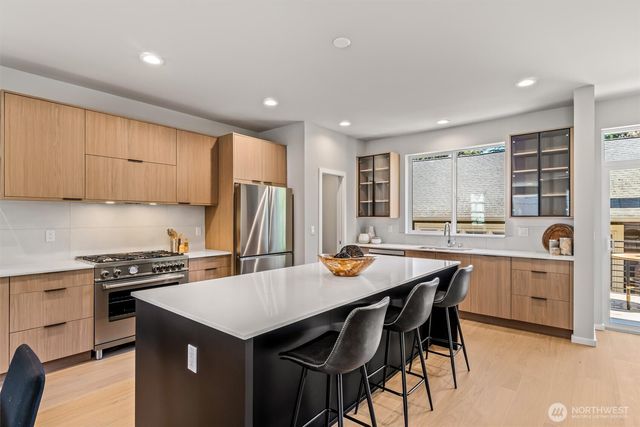 4464 Midvale Avenue N, Seattle, WA 98103
