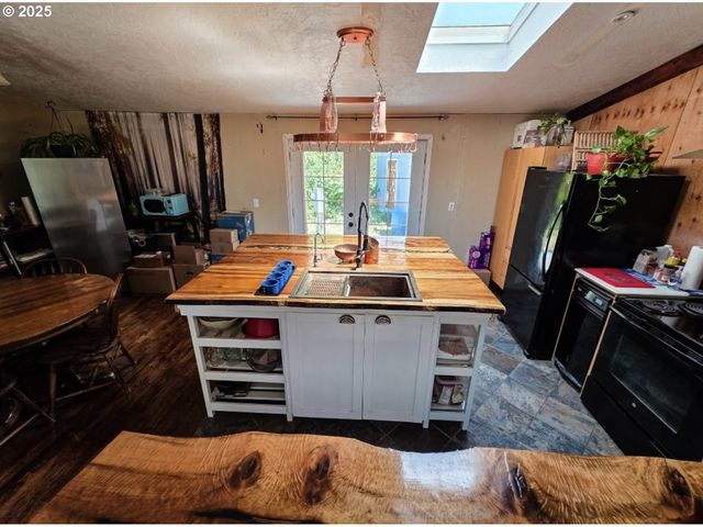 8790 Nw Kinglet St, Seal Rock, OR 97376