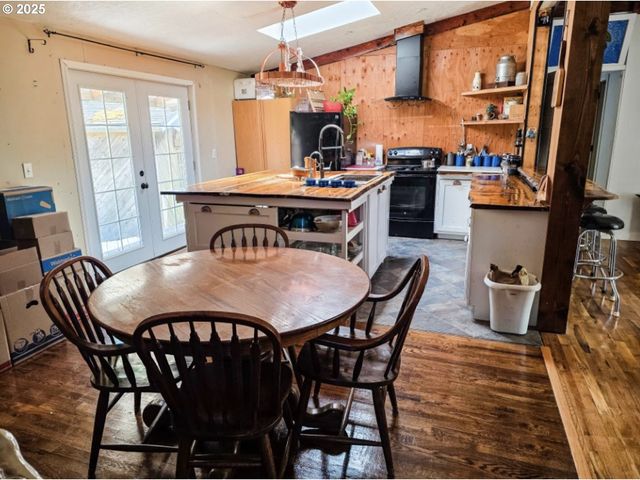 8790 Nw Kinglet St, Seal Rock, OR 97376