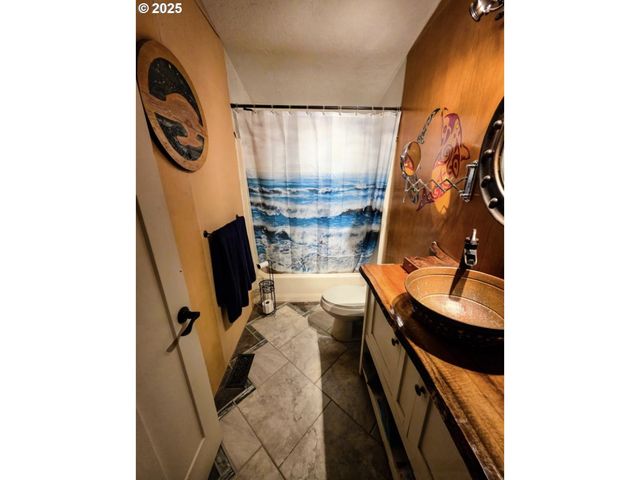 8790 Nw Kinglet St, Seal Rock, OR 97376