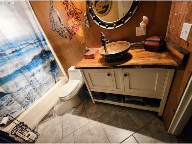 8790 Nw Kinglet St, Seal Rock, OR 97376