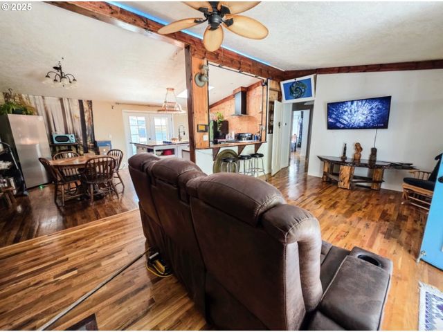8790 Nw Kinglet St, Seal Rock, OR 97376