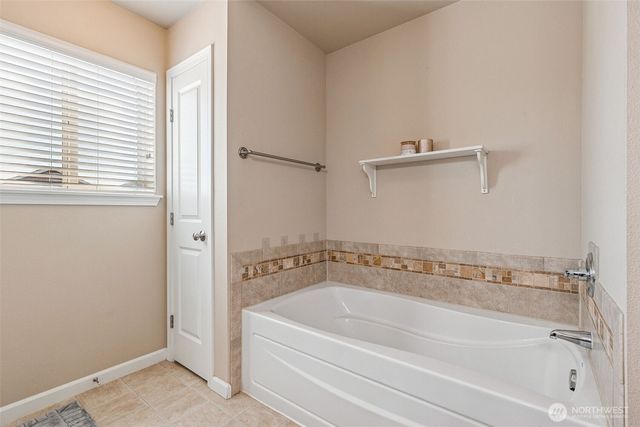4432 Edgewater Boulevard NE, Lacey, WA 98516