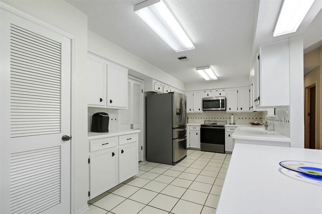 607 Tanglewood Drive, Friendswood, TX 77546