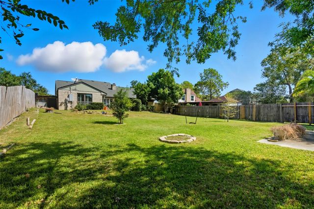 607 Tanglewood Drive, Friendswood, TX 77546