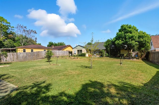 607 Tanglewood Drive, Friendswood, TX 77546