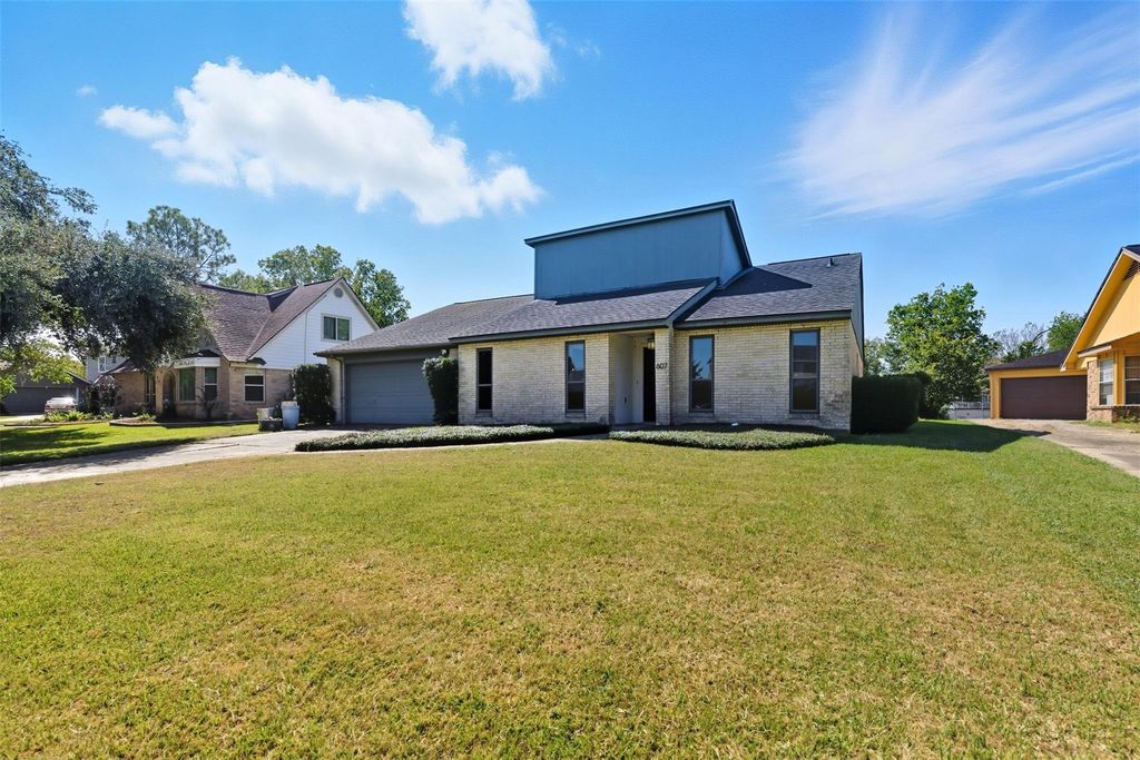 607 Tanglewood Drive, Friendswood, TX 77546