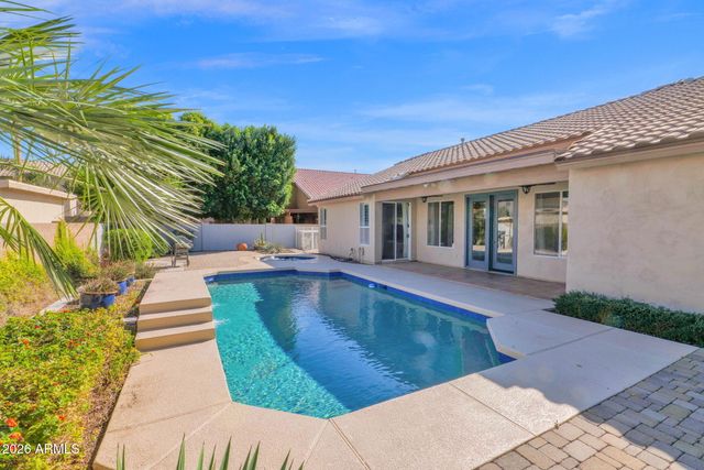 5876 W Cielo Grande Drive, Glendale, AZ 85310