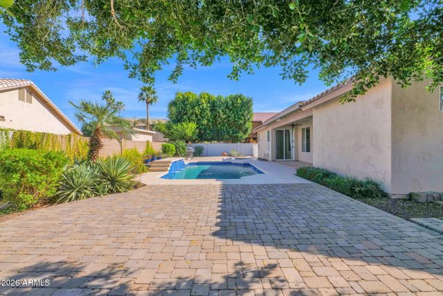 5876 W Cielo Grande Drive, Glendale, AZ 85310