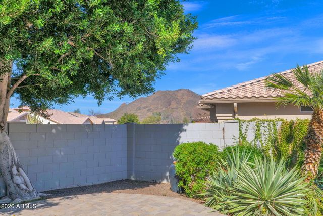 5876 W Cielo Grande Drive, Glendale, AZ 85310