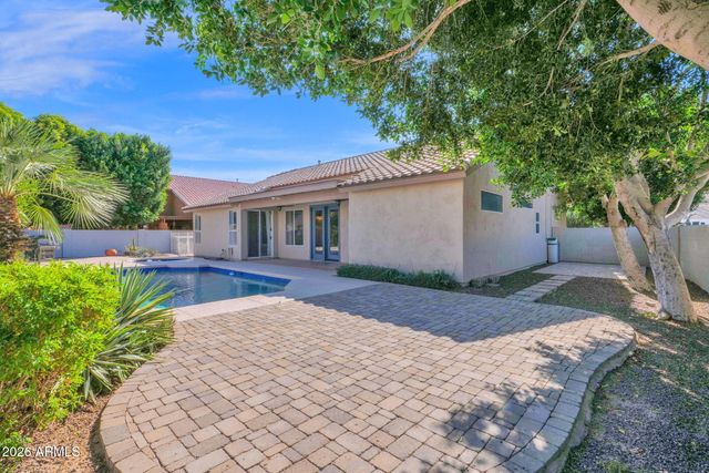 5876 W Cielo Grande Drive, Glendale, AZ 85310